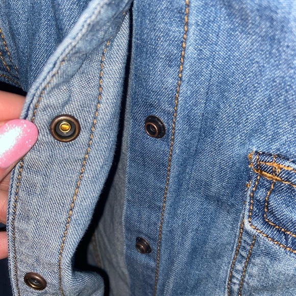 Guess jean button up, women’s size M - Picture 6 of 8